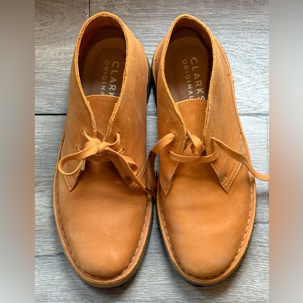 Clarks desert boots in suede. Additional laces included.

Gently used